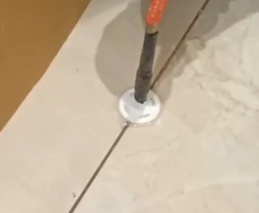 文圣瓷砖空鼓维修公司专业解答瓷砖在铺贴过程中，如果没有涂抹均匀到位的粘结材料（如水泥砂浆或瓷砖胶），可能会导致以下问题