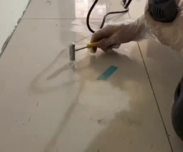 文圣瓷砖开裂维修公司专业分享瓷砖在铺贴前如果没有沥干水分，将会导致以下问题